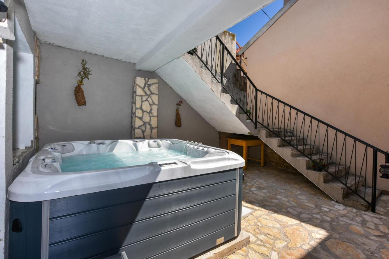 Apartment Loro With Jacuzzi Posedarje Buitenkant foto