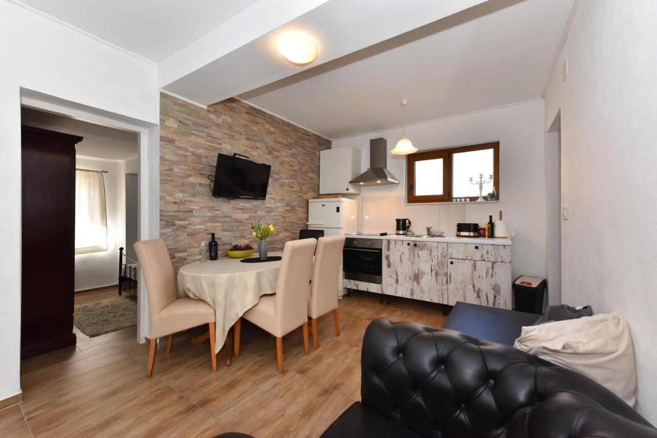 Apartment Loro With Jacuzzi Posedarje Buitenkant foto